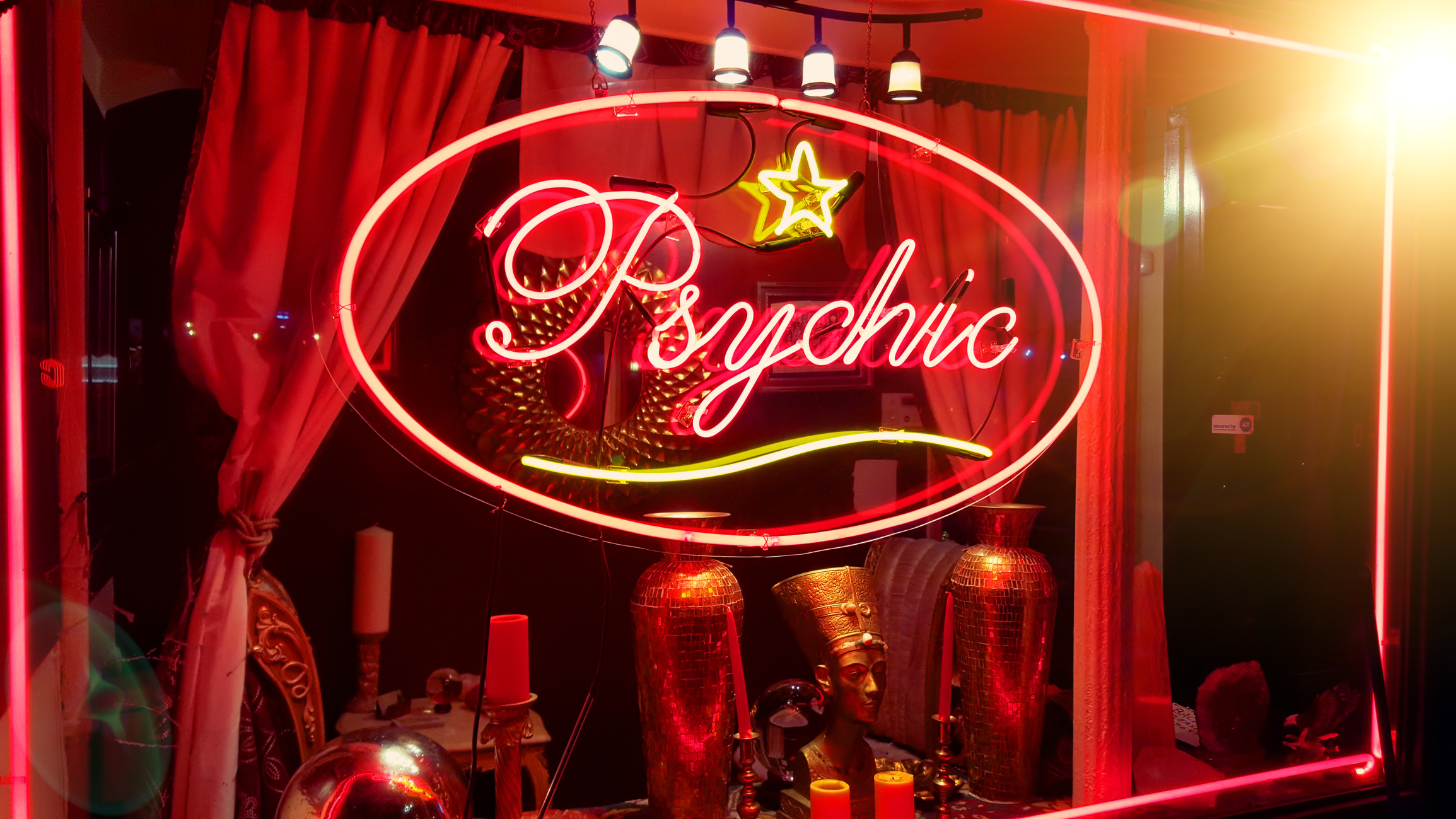 StyleCaster | How to Tell If Your Psychic Is Real or Fake